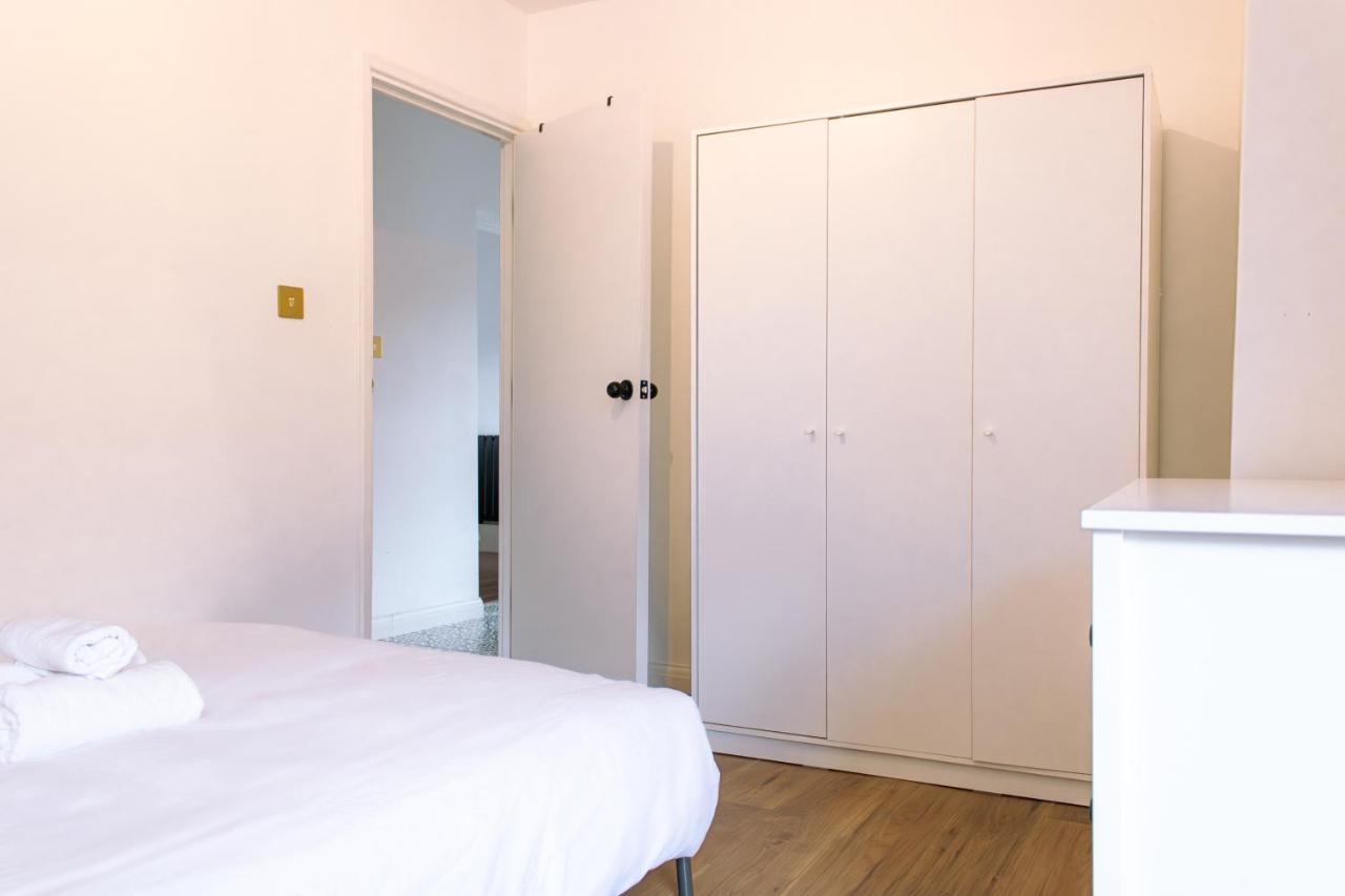 Nice 4 Bedroom Apartment Near City Centre 2-Min Walk To Metro !! Business & Family Friendly!! Londres Exterior foto